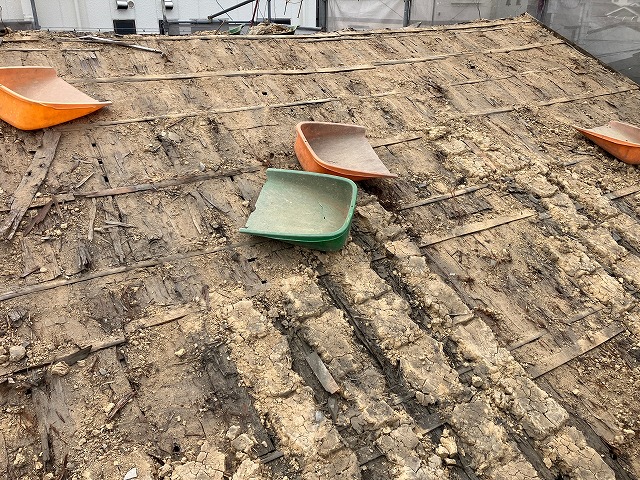 瓦の下の土を撤去